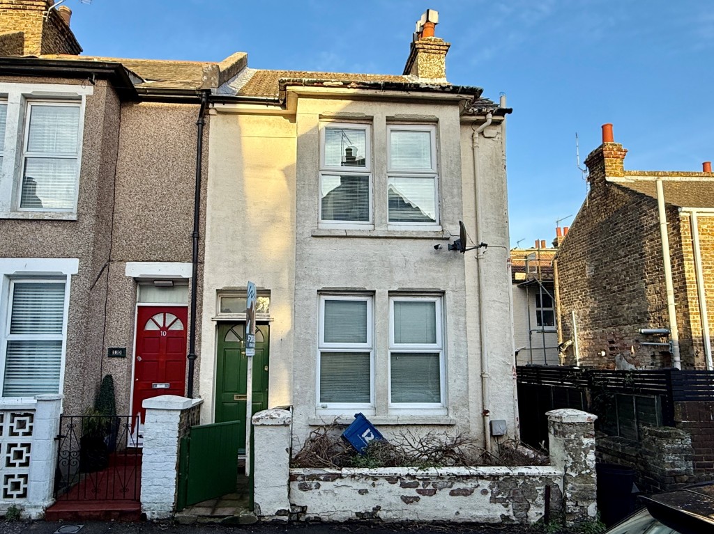 Lot: 139 - END-TERRACE HOUSE IN TOWN CENTRE - End-terrace house